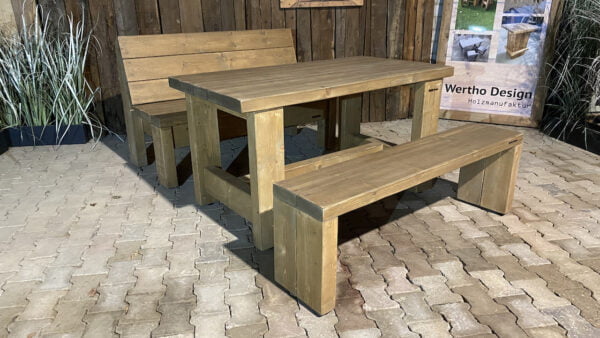 Holztisch mit zwei Bänken
