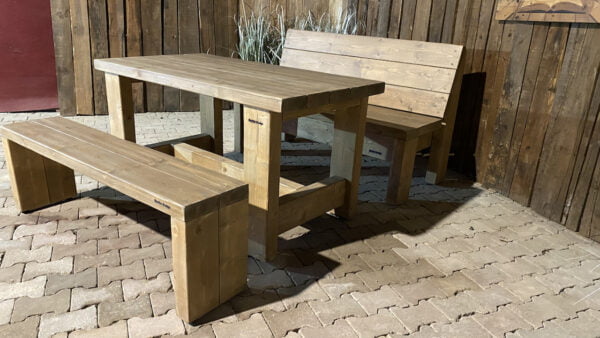 Holztisch mit zwei Bänken