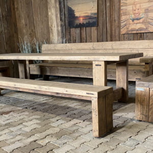 Altholz Tisch mit zwei Bänken und zwei Hocker